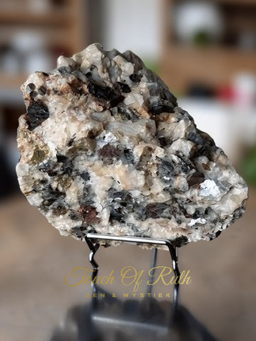 Mica met Granaat en Kwarts op Standaard